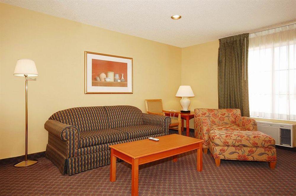Express & Chatsworth By Ihg Hotel