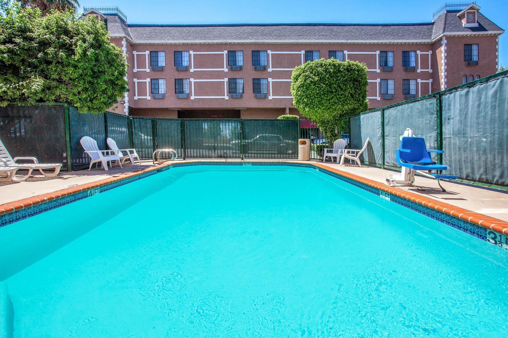 Express & Chatsworth By Ihg Hotel 2*