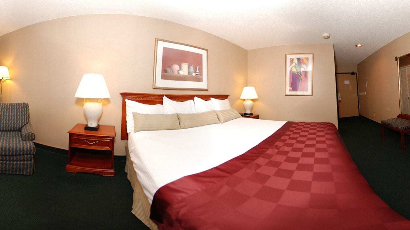 Express & Chatsworth By Ihg 2*