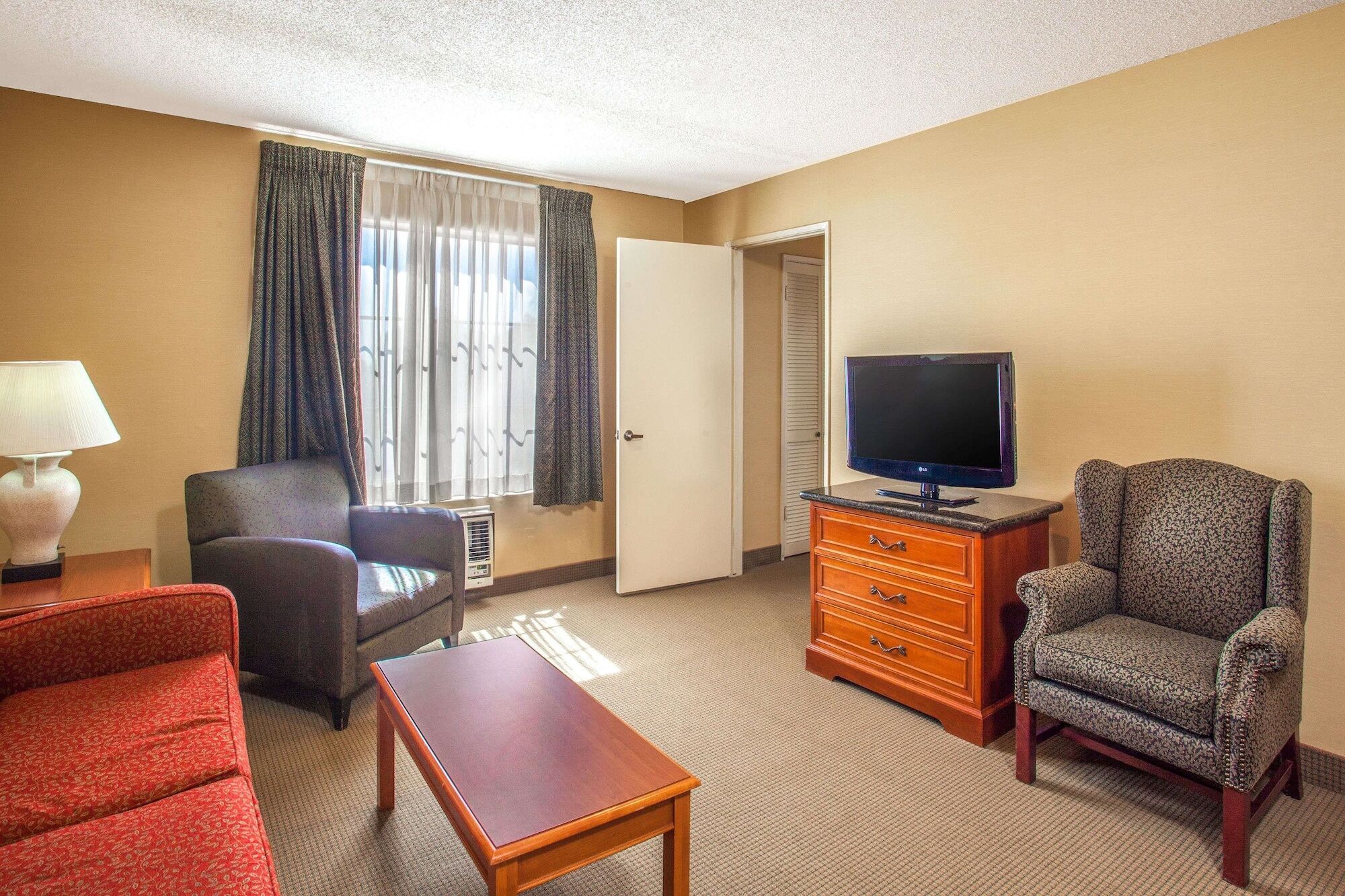 Express & Chatsworth By Ihg Hotel